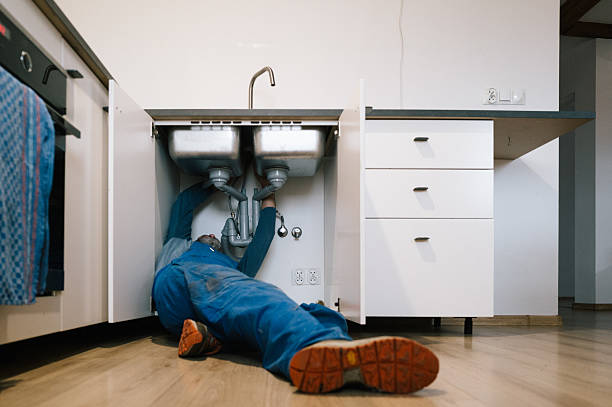 Professional Emergency Plumber technician working in Broadview Heights, OH